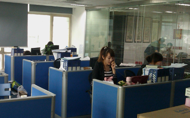 室内小间距LED显示屏与常规LED屏在会议室场景的差异分析