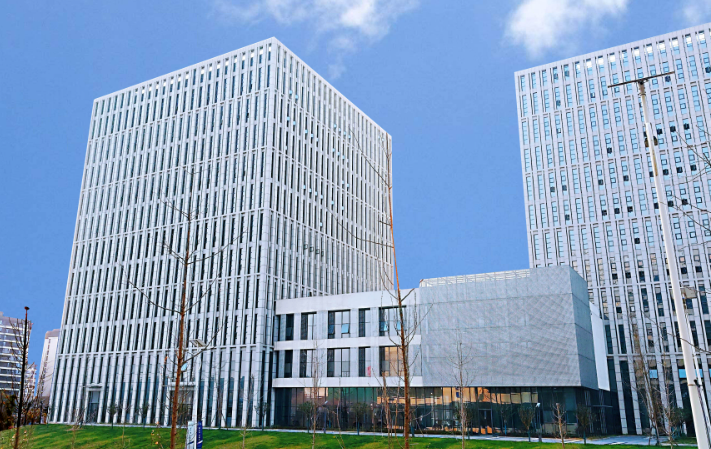 透明LED显示屏与传统屏选型对比：会议室场景下的显示方案分析